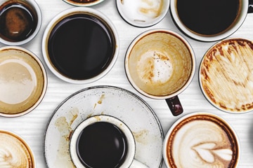 Detailaufnahme von Kaffee-Tassen mit verschiedenen Kaffeesorten von oben fotografiert.